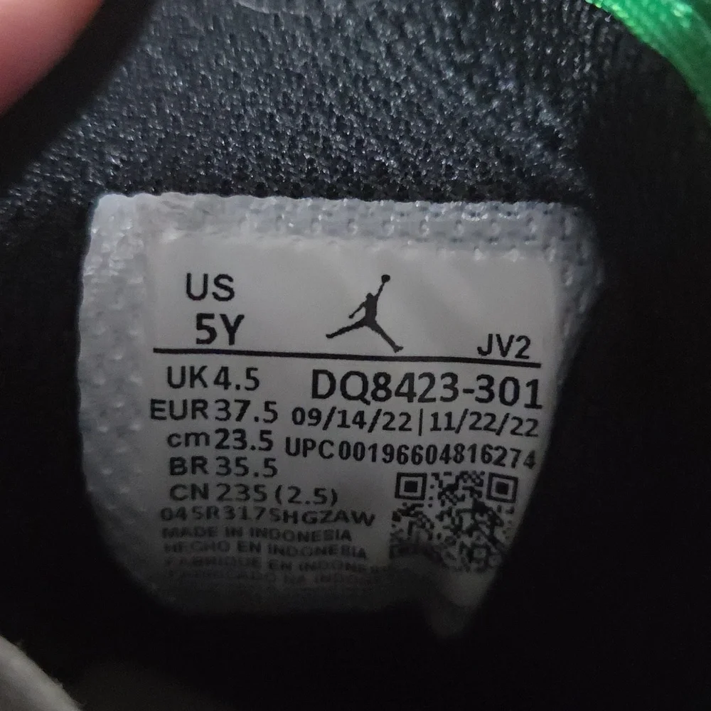 Kids Air Jordan Sneakers Size 5Y - Picture 6 of 6